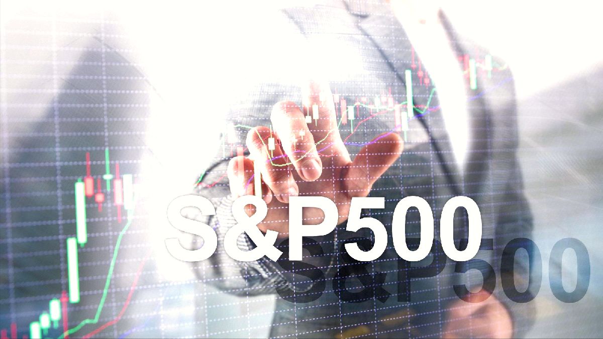 Inwestor analizujący wykres ETF S&P 500 na wirtualnym ekranie